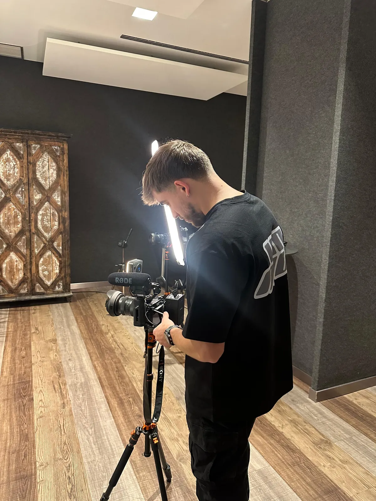 Iago Martínez preparando una cámara en un estudio de grabación
