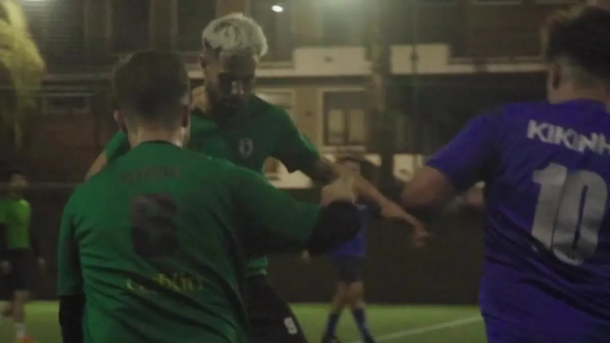 Jugadores de fútbol en plena jugada nocturna