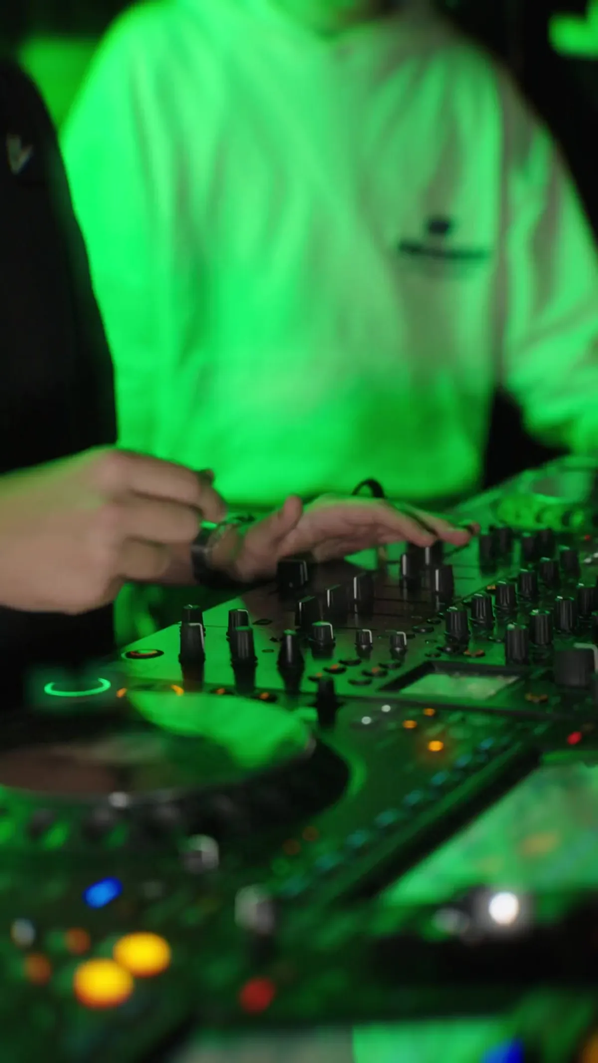 Mesa de mezclas en el aftermovie del evento Terapya